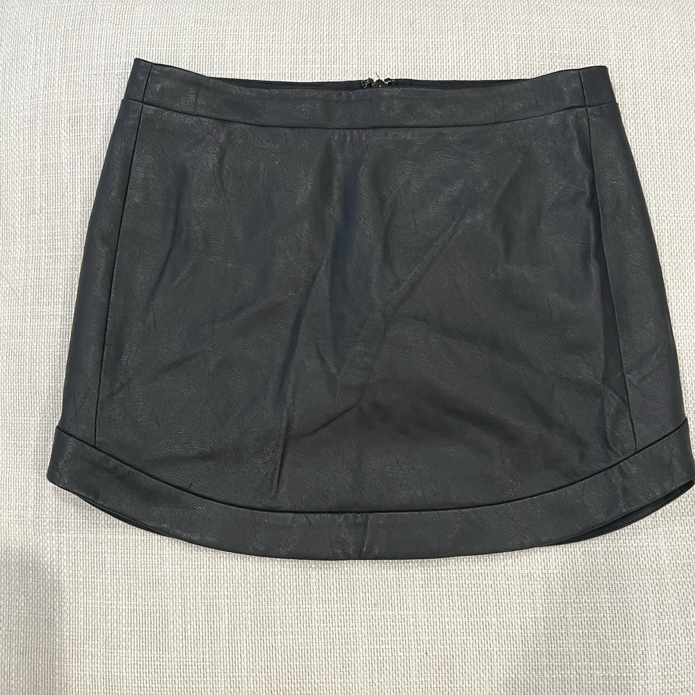 BCBGMAXAZRIA Faux Leather Mini Skirt Womens Small Black Excellent Tulip Hem